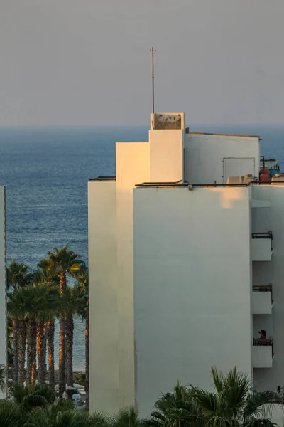 Blick auf Gebäude, Geschäfte und Hotels mit dem Meer im Hintergrund, Protaras, Zypern — Stockfoto