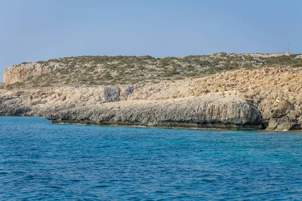 Małe zaplecze otoczone kamiennym klifem z lazurową wodą na Cyprze — Zdjęcie stockowe