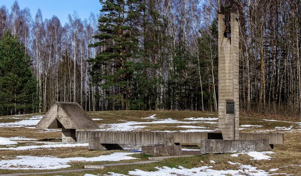 Monumento sul sito di una casa nel villaggio di Khatyn bruciato dai nazisti in Bielorussia — Foto Stock