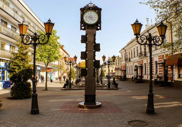 Horloge entre deux lanternes sur la rue piétonne Sovetskaya à Brest — Photo