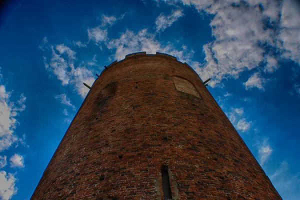 Kamenets věž v černobílém stylu s zataženou oblohou na pozadí — Stock fotografie
