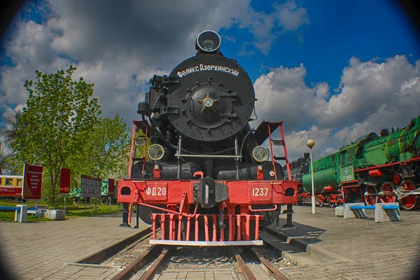 Buharlı lokomotif Felix Dzerzhinsky Brest 'teki tren müzesinde