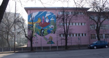 Sofya sokaklarındaki pembe duvarda Advenrute Time graffiti