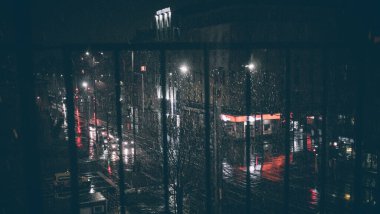 Sofya 'nın merkezindeki bir gece şehrindeki ilk ıslak kar sinematik bir şekilde yağıyor.