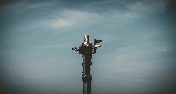 Sofya 'nın Merkezinde Sveta Sofia Heykeli