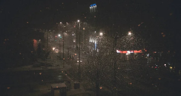 La primera nieve mojada en una ciudad nocturna en el centro de Sofía en un estilo cinematográfico —  Fotos de Stock