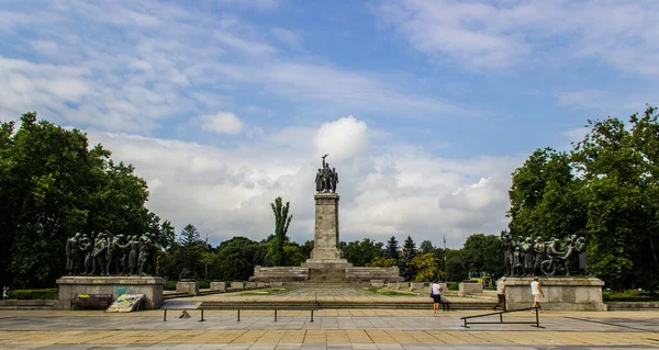 Monumento aos soldados vitoriosos no parque de Sofia, Bulgária — Fotografia de Stock
