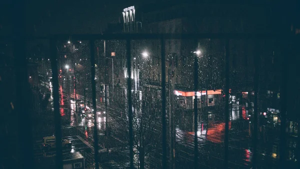 A primeira neve molhada em uma cidade noturna no centro de Sófia em um estilo cinematográfico — Fotografia de Stock