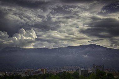 Kentin üzerinde fırtına bulutları, Bulgaristan 'daki Vitosha Dağı, Sofya