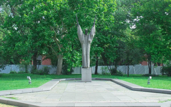 Monument in park in the center of Sofia with green trees — Stock Photo, Image