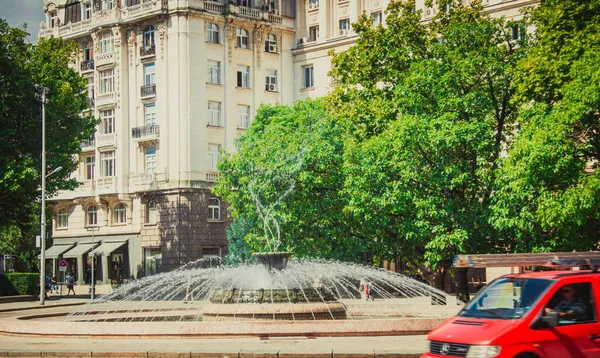 Fonte redonda no centro de Sofia em dia ensolarado — Fotografia de Stock