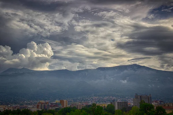 Kentin üzerinde fırtına bulutları, Bulgaristan 'daki Vitosha Dağı, Sofya