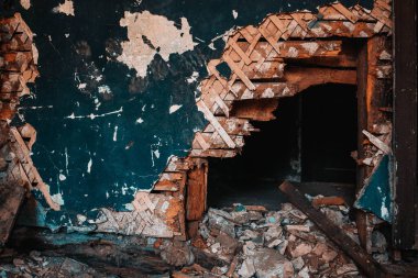 Terk edilmiş bir binanın duvarında kırık bir delik.