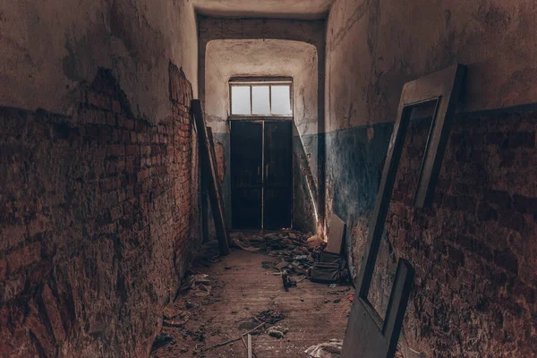 버려진 건물의 복도 끝에 있는 문 — 스톡 사진