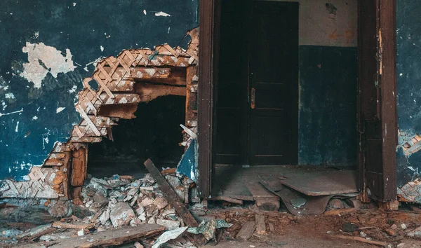 Egy törött lyuk a falon egy elhagyatott épületben. — Stock Fotó