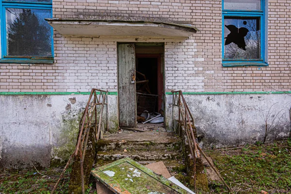 Ingresso in rovina ad un edificio abbandonato di epoca sovietica — Foto Stock