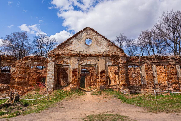 Zřícenina panství Chmarova v obci Syomkovo u Minsku, Bělorusko — Stock fotografie