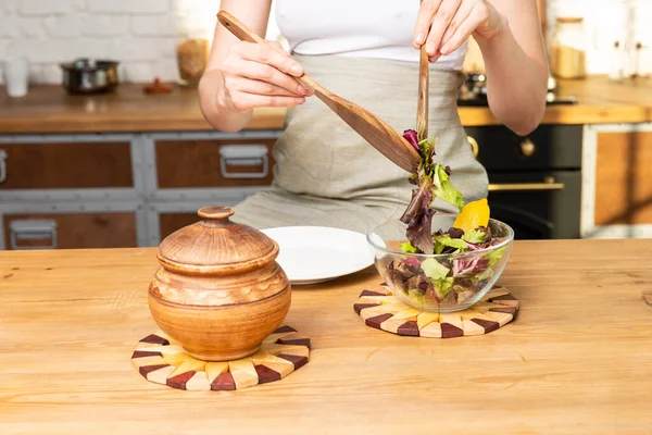 Vrouwen Koken Een Salade Houten Tafel — Stockfoto