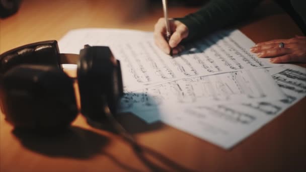 Vrouwelijke hand met een papier - Songtekst — Stockvideo