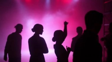 Karanlıkta kırmızı bir arka plan üzerinde dans