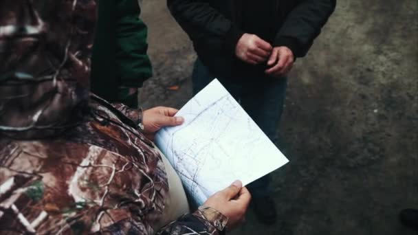 Άνθρωπος που κρατά ένα χάρτη στα χέρια του — Αρχείο Βίντεο