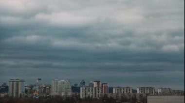 Şehrin arka planda gökyüzü günbatımı