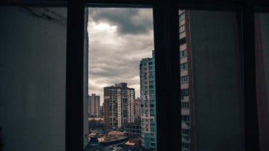 Dairenin balkonundan kalın gökyüzü