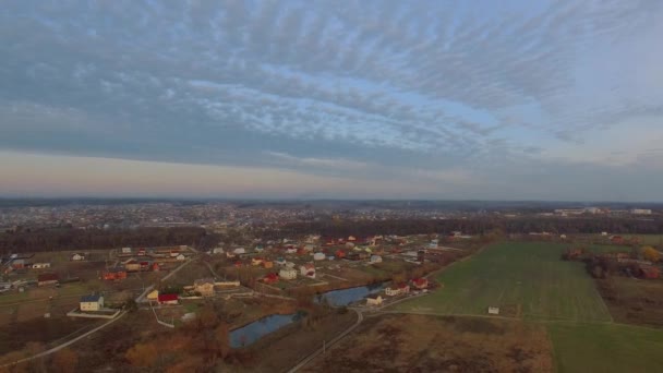 Flyr over markene og landsbyen – stockvideo