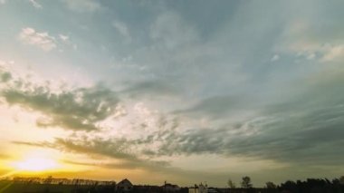 Güzel gün batımı, çok hareketli gökyüzü hızlı