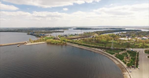 Survoler l'eau jusqu'à la ville — Video