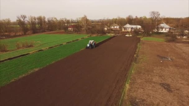 Landet där arbetarna arbeta på en traktor — Stockvideo