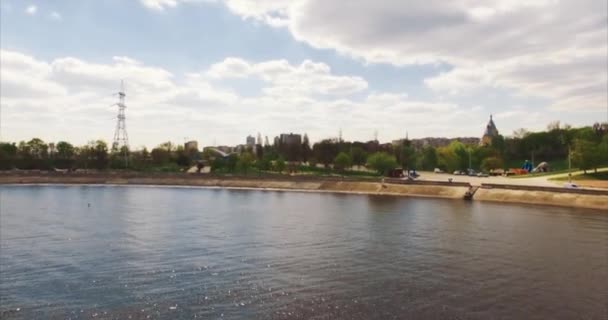 Volando sobre el agua a la ciudad — Vídeo de stock