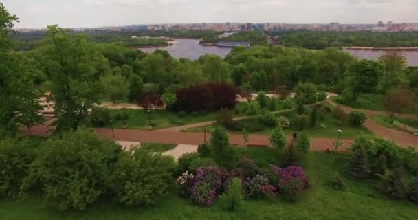 Un hermoso parque verde con vistas al río — Vídeo de stock