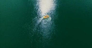 Mavi Göl kenarında bir yelkenli tekne