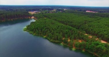 Güzel mavi göl ve orman hava Flythrough