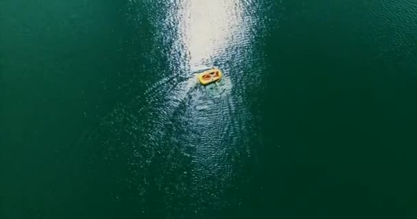 Un barco de vela en el Lago Azul — Vídeos de Stock