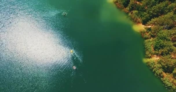 Güzel mavi göl ve orman hava Flythrough — Stok video