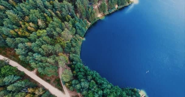 空中飞行穿越美丽的蓝色湖泊和森林 — 图库视频影像