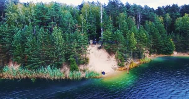Antena Flythrough piękny niebieski jezioro i Las — Wideo stockowe