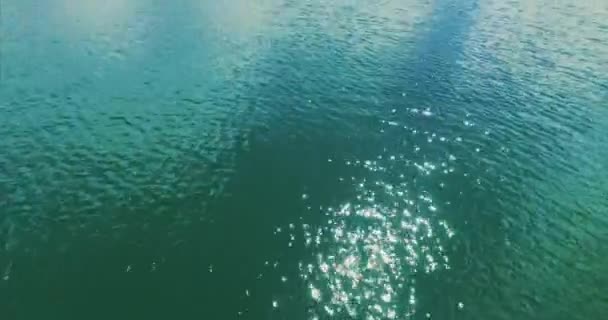 Güzel mavi göl ve orman hava Flythrough — Stok video