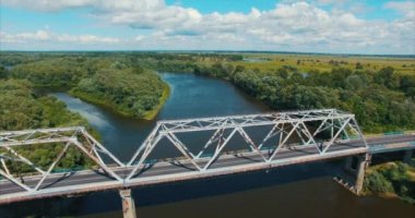 Yolun ortasında orman ve göl üzerinde uçan
