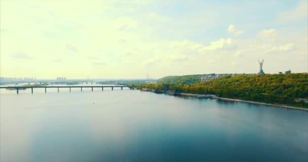 Volar sobre el río Dnieper en Kiev — Vídeo de stock