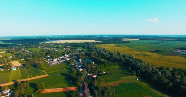 Сходження на землю в селі — стокове відео