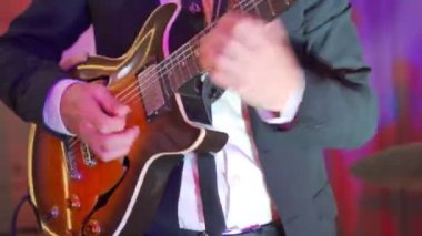 El gitar çalma, müzik aletini kapat.