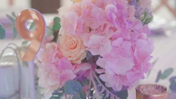 Kwiaty na stole weselnym — Wideo stockowe