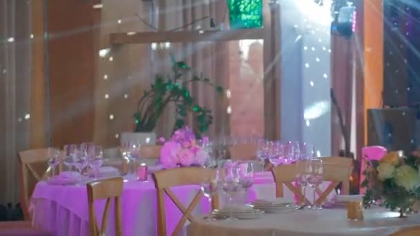 有粉色迪斯科球灯的婚宴桌 — 图库视频影像