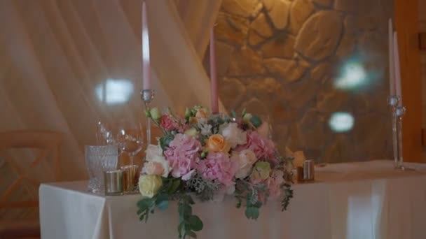 Panna młoda i pan młody stół weselny zestaw z kwiatami — Wideo stockowe