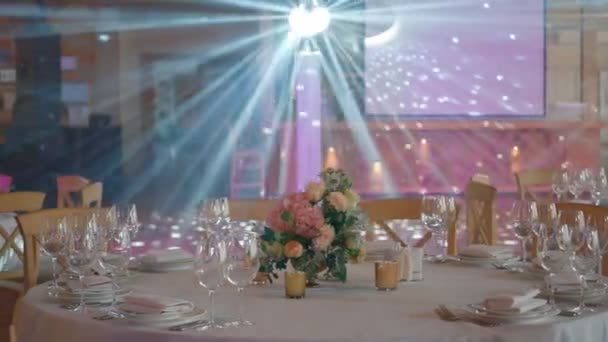 La mesa de boda de invitados con luz de bola disco — Vídeos de Stock