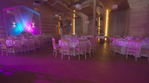 Красивый свадебный стол готов для гостей в розовом и синем свете — стоковое видео