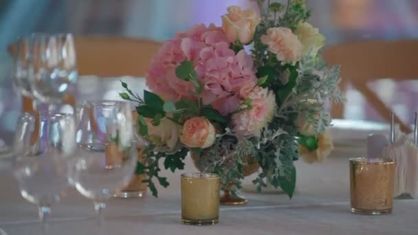 Brud- och brudgummar bröllopsbord med blommor — Stockvideo